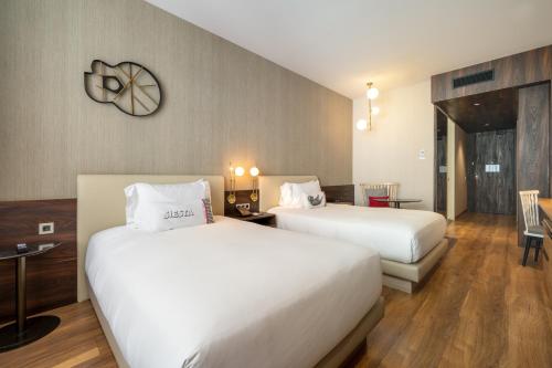 Postel nebo postele na pokoji v ubytování Hyatt Centric Gran Via Madrid