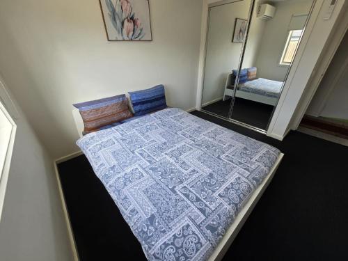 Comfy nest 4 bed room family houseにあるベッド