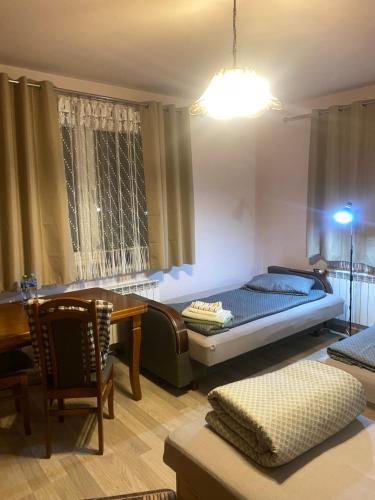 Cama o camas de una habitación en Pokoje na wynajem "Pod Lasem"