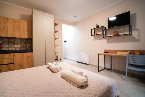 a bedroom with a bed with two towels on it at B&B Al Teatro Romano in Benevento