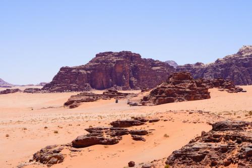 una vista del deserto con rocce e montagne di Dune Camp Tours a Wadi Rum