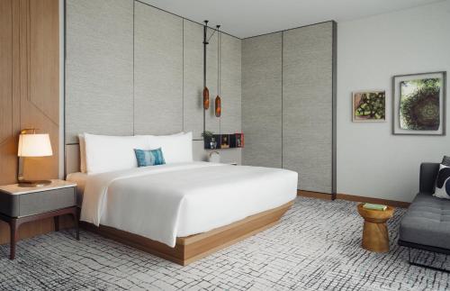 Un ou plusieurs lits dans un hébergement de l'établissement Kimpton Maa-Lai Bangkok by IHG