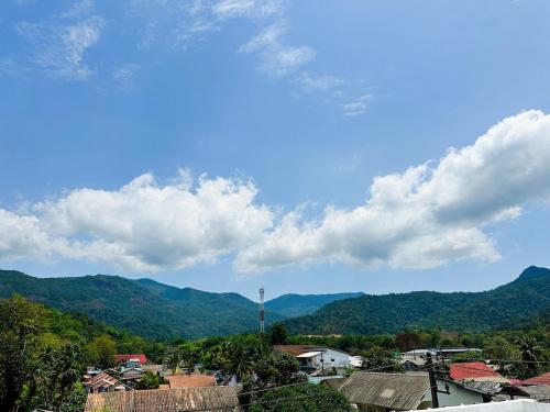 Pemandangan gunung umum atau pemandangan gunung yang diambil dari apartmen