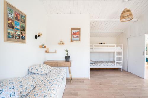 a white room with a bed and a desk at Gite El Camino in LʼHerbergement