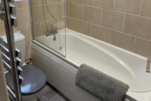 Ένα μπάνιο στο 2-Bed Sleeps 4 Free Parking Pets Allowed