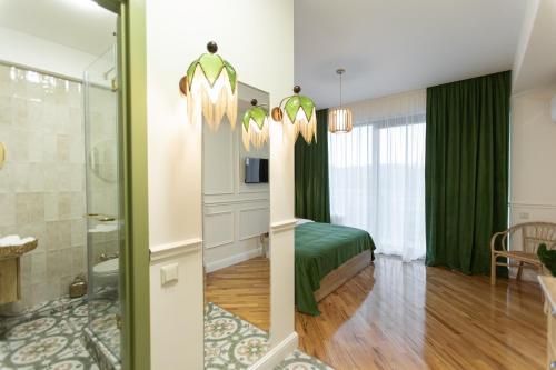 Il comprend une chambre et une salle de bains pourvue d'une douche. dans l'établissement 7 Doors - Boutique Apartments in Kutaisi, à Koutaïssi