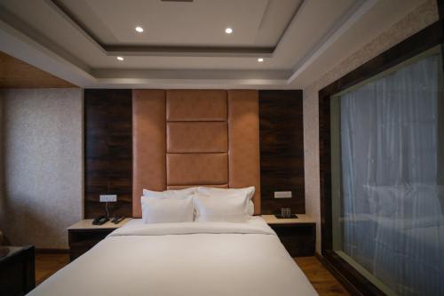 Cama o camas de una habitación en The Ashirwad Kufri Resort By Pandora Hotels & Resorts