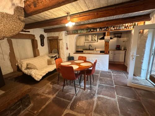 a kitchen and dining room with a table and chairs at Gîte Charme et Détente, Sauna, Spa,étang et Terrasse Privée in Gerbépal
