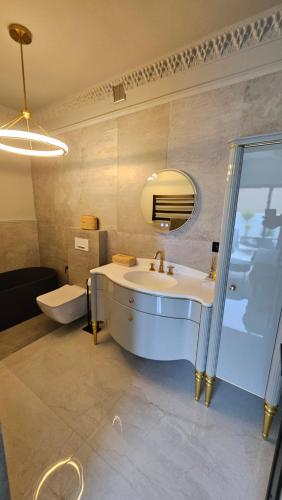 une salle de bain avec un lavabo et un miroir dans l'établissement New Villa Los Olivos, à Adeje