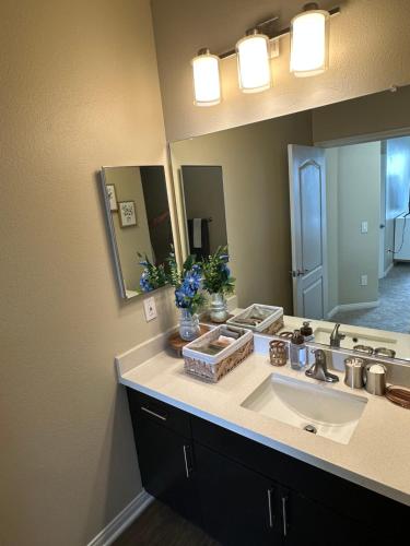 ein Badezimmer mit Waschbecken und großem Spiegel in der Unterkunft Spacious 2B 2B Pool View Loft Apartment in Marina Del Rey in Los Angeles