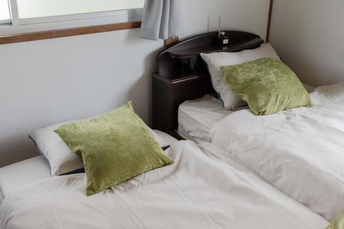 Una cama o camas en una habitación de Free Wi-Fi, 7 minutes' walk from Nishitetsu Futsukaichi Station