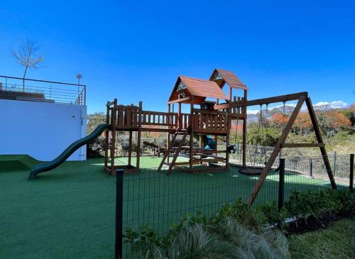UrucaにあるCozy Apartment in San Jos Costa Rica with Stunning Sunset Viewsの庭滑り台付き遊び場