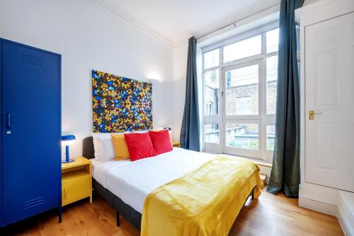 Un dormitorio con una cama grande y una ventana en Welcome London Covent Garden Piazza, en Londres
