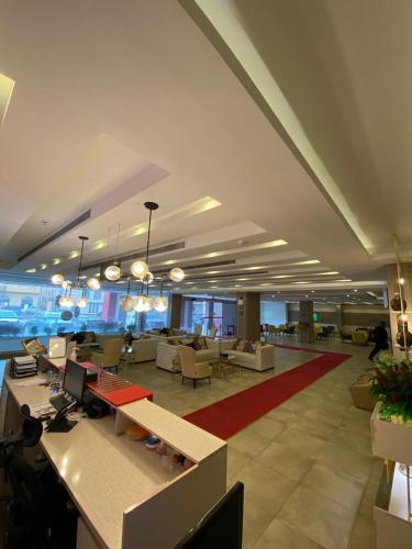 Televisyen dan/atau pusat hiburan di فندق 180 للوحدات السكنيه المفروشة