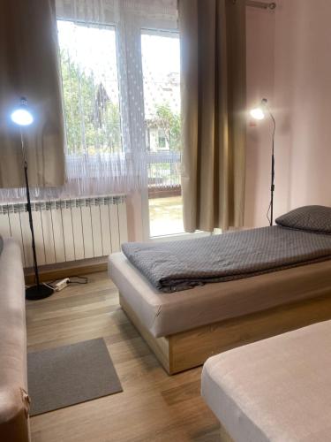 Cama o camas de una habitación en Pokoje na wynajem "Pod Lasem"