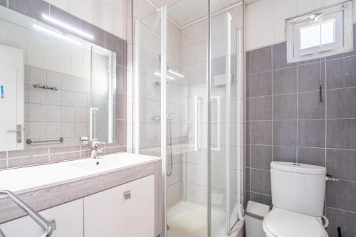 a bathroom with a shower and a toilet and a sink at A 100 M Plage,centre,marché, 3ch in Fleury