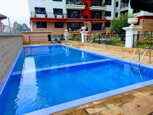 Bazén v ubytování supreme living apartments with well equipped gym swimming pool ample parking area, children playing ground and amazing scenic views nebo v jeho okolí