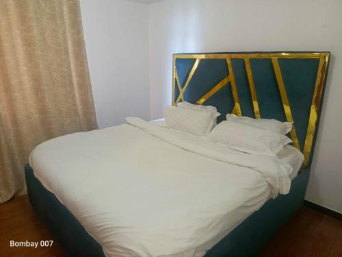 Postel nebo postele na pokoji v ubytování supreme living apartments with well equipped gym swimming pool ample parking area, children playing ground and amazing scenic views