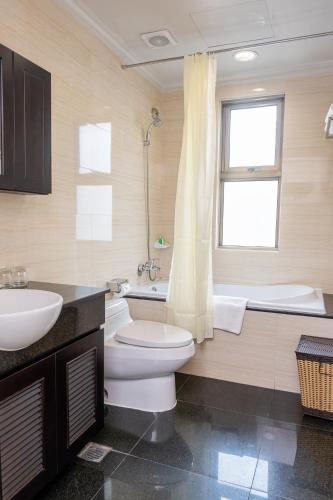 Mayfair Suites tesisinde bir banyo