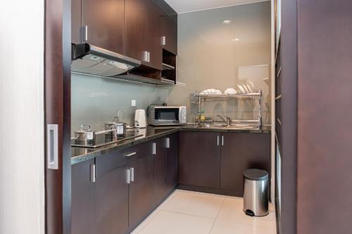 Mayfair Suites tesisinde mutfak veya mini mutfak