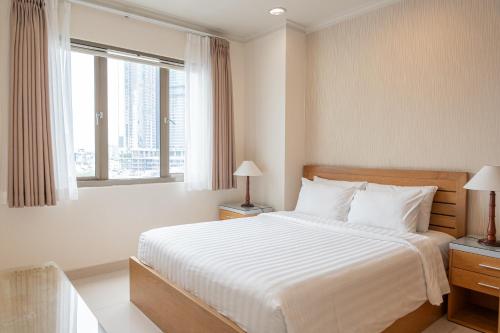 Mayfair Suites tesisinde bir odada yatak veya yataklar