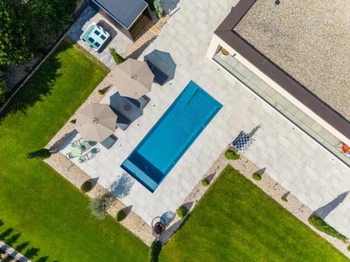 an overhead view of a swimming pool with umbrellas at Palazzo Verde in Würzburg in Würzburg