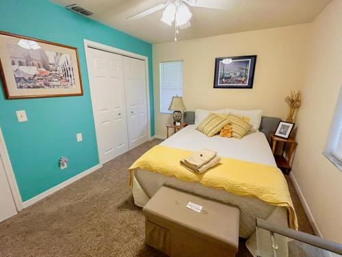 克里斯特尔里弗Crystal River Retreat with Salt Water Pool的卧室里有一张床，上面铺着黄色毯子