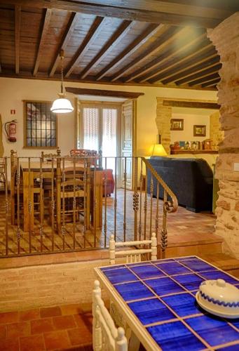 a living room with a table and a dining room at Casa Matías in Almagro