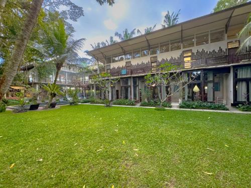 a large yard in front of a building at Gunung An Retreat in Ubud