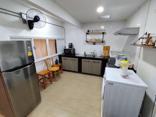 Kuchyň nebo kuchyňský kout v ubytování 4BR entire house next to Skytrain BTS and Subway MRT Chatuchak