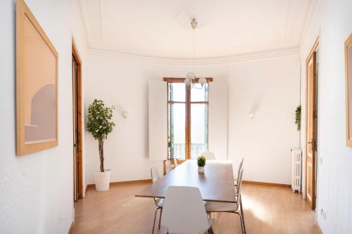 Apartamento Modernista 230 m - 7 Hab - Gran Vía Eixample - Grupos 13 pax- 4 baños- 8min a pie Passeig Gràcia photo 18
