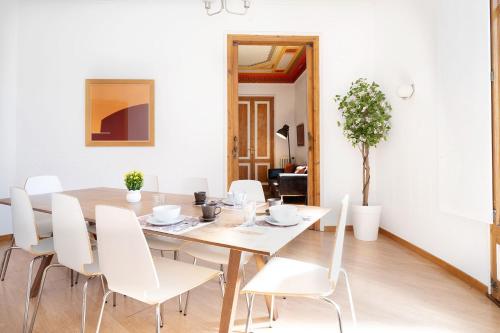 Apartamento Modernista 230 m - 7 Hab - Gran Vía Eixample - Grupos 13 pax- 4 baños- 8min a pie Passeig Gràcia photo 10