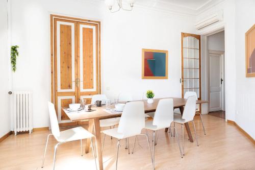 Apartamento Modernista 230 m - 7 Hab - Gran Vía Eixample - Grupos 13 pax- 4 baños- 8min a pie Passeig Gràcia photo 17