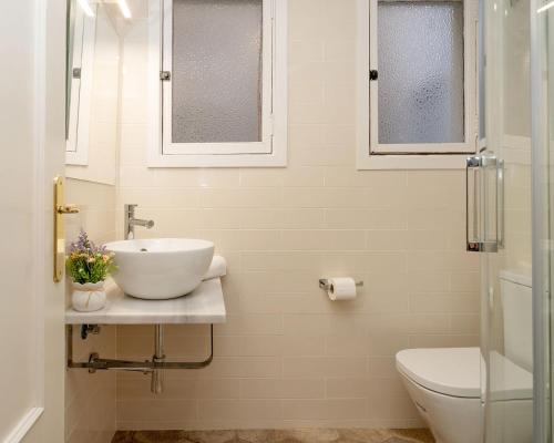 Apartamento Modernista 230 m - 7 Hab - Gran Vía Eixample - Grupos 13 pax- 4 baños- 8min a pie Passeig Gràcia photo 51