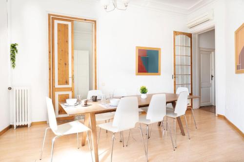 Apartamento Modernista 230 m - 7 Hab - Gran Vía Eixample - Grupos 13 pax- 4 baños- 8min a pie Passeig Gràcia photo 15