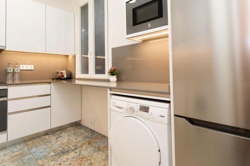 Apartamento Modernista 230 m - 7 Hab - Gran Vía Eixample - Grupos 13 pax- 4 baños- 8min a pie Passeig Gràcia photo 42