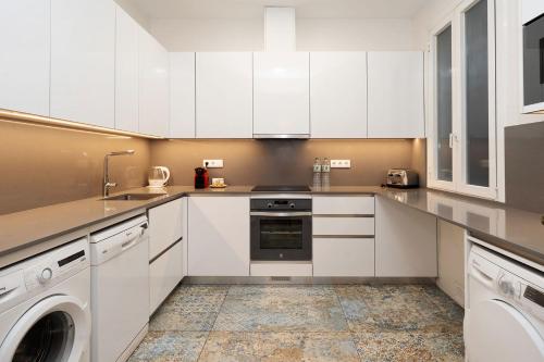 Apartamento Modernista 230 m - 7 Hab - Gran Vía Eixample - Grupos 13 pax- 4 baños- 8min a pie Passeig Gràcia photo 4