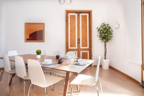Apartamento Modernista 230 m - 7 Hab - Gran Vía Eixample - Grupos 13 pax- 4 baños- 8min a pie Passeig Gràcia photo 16