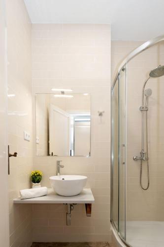 Apartamento Modernista 230 m - 7 Hab - Gran Vía Eixample - Grupos 13 pax- 4 baños- 8min a pie Passeig Gràcia photo 57