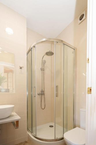 Apartamento Modernista 230 m - 7 Hab - Gran Vía Eixample - Grupos 13 pax- 4 baños- 8min a pie Passeig Gràcia photo 3