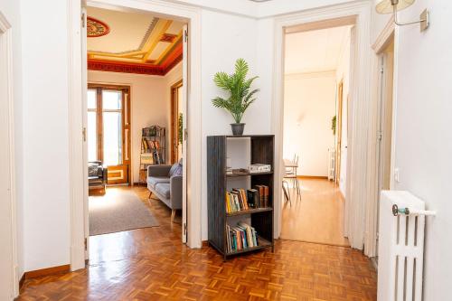 Apartamento Modernista 230 m - 7 Hab - Gran Vía Eixample - Grupos 13 pax- 4 baños- 8min a pie Passeig Gràcia photo 5