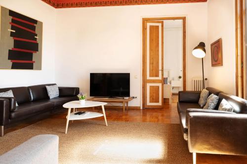 Apartamento Modernista 230 m - 7 Hab - Gran Vía Eixample - Grupos 13 pax- 4 baños- 8min a pie Passeig Gràcia photo 14