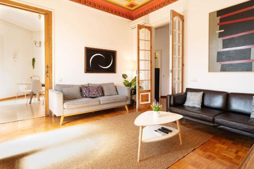 Apartamento Modernista 230 m - 7 Hab - Gran Vía Eixample - Grupos 13 pax- 4 baños- 8min a pie Passeig Gràcia photo 13