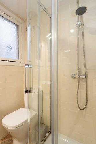 Apartamento Modernista 230 m - 7 Hab - Gran Vía Eixample - Grupos 13 pax- 4 baños- 8min a pie Passeig Gràcia photo 55