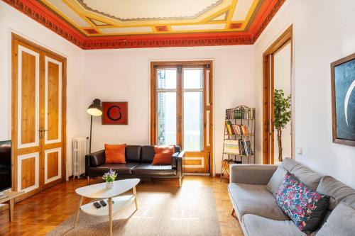 Apartamento de Lujo 7 Hab con balcón en Gran Vía -Grupos hasta 14 - 8min a pie Passeig Gràcia