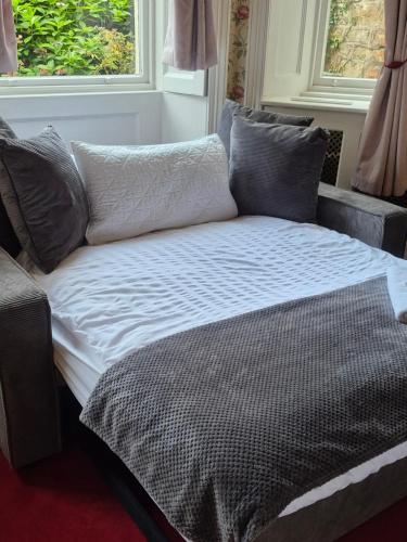 Кровать или кровати в номере The Circus Apartment