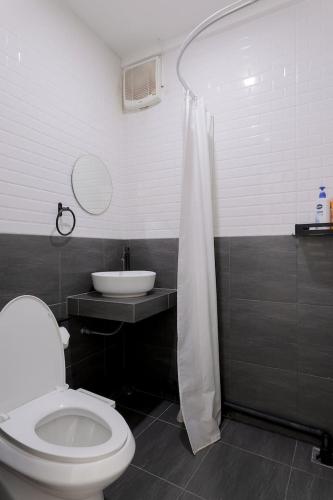 Koupelna v ubytování 4BR entire house next to Skytrain BTS and Subway MRT Chatuchak
