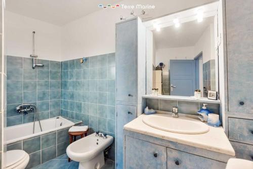 un bagno con lavandino, vasca e WC di Corte del Poeta, TerreMarine a Vezzano Ligure