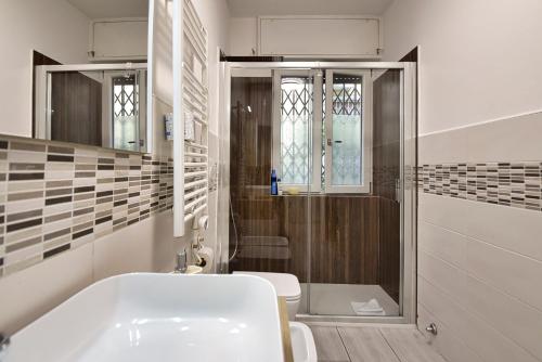 ein Badezimmer mit Badewanne, Toilette und Waschbecken in der Unterkunft Dream Suites Sesto Centro in Sesto San Giovanni