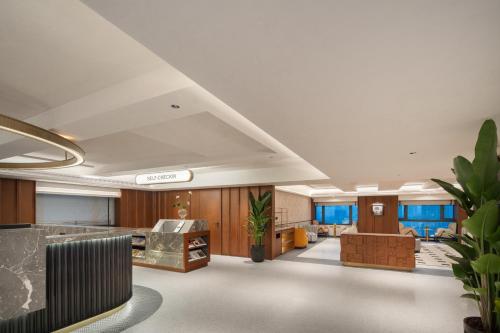 a large office lobby with a reception desk at Chengdu Chunxi Taikoo Li Su Beiting Serviced Apartment in Chengdu